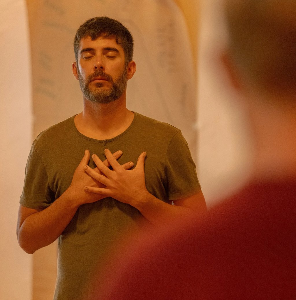 Hombre en meditación en el círculo de Gran Canaria